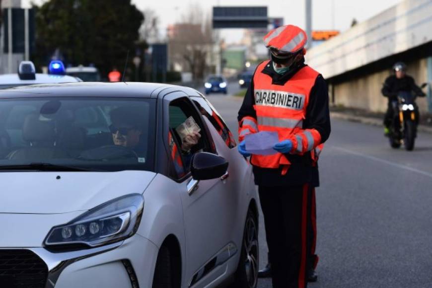 La policía no ha montado puestos de control y cuenta más bien con el sentido de responsabilidad de la población ante una enfermedad que ataca sobre todo a las personas de la tercera edad y a las más vulnerables, explica continuamente a través de los medios de comunicación.