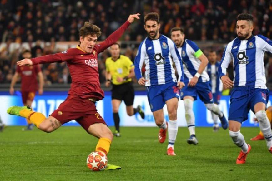 AS Roma Italian midfielder Nicolo Zaniolo (L) shoots to open the scoring during the UEFA Champions League round of 16, first leg football match AS Roma vs FC Porto on February 12, 2019 at the Olympic stadium in Rome. (Photo by Andreas SOLARO / AFP)