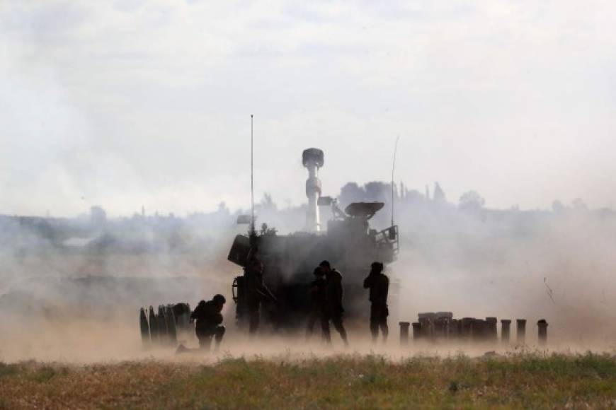 Israeli soldiers fire a 155mm self-propelled howitzer towards the Gaza Strip from their position along the border with the Palestinian enclave, on May 17, 2021. (Photo by EMMANUEL DUNAND / AFP)