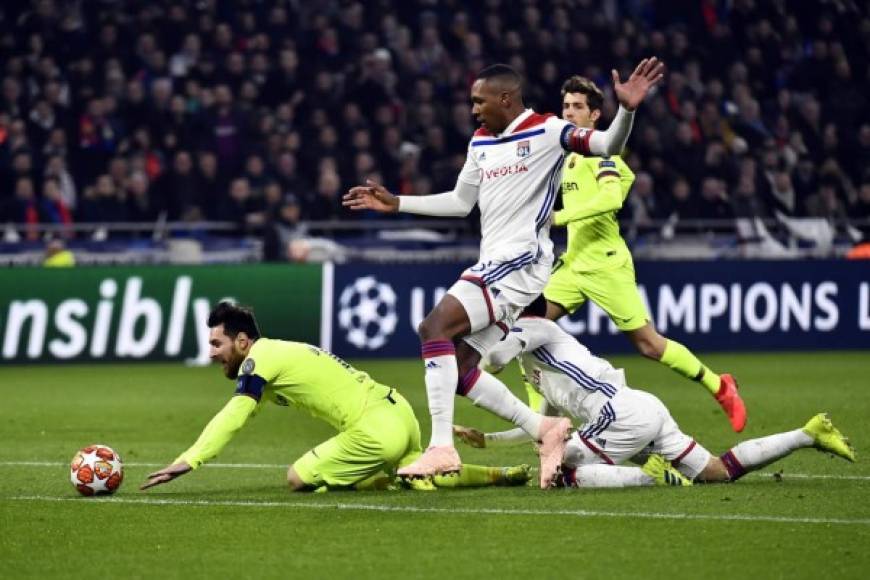 Lionel Messi cae al césped tras una falta de jugadores del Lyon.
