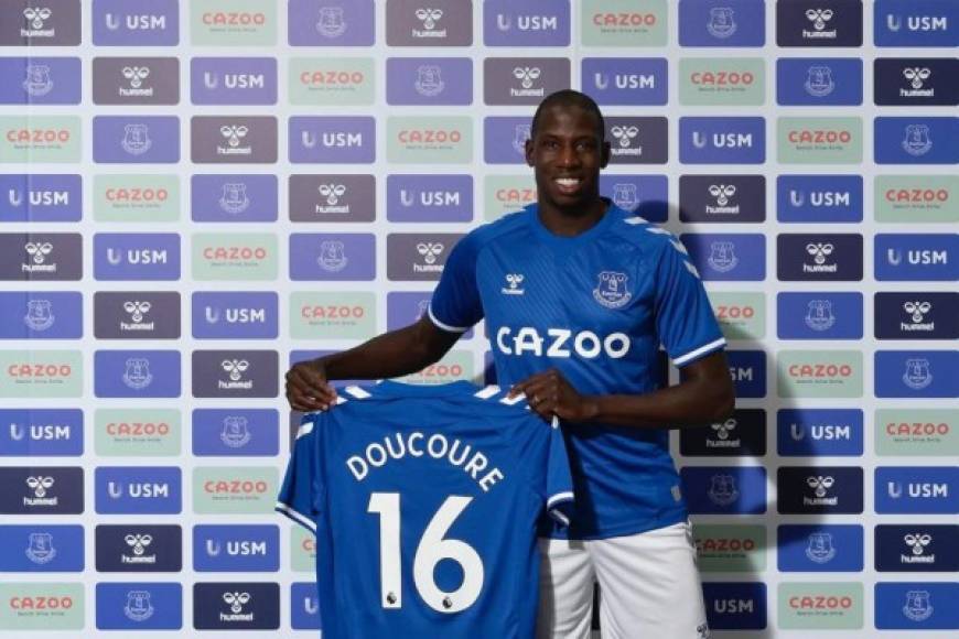 El Everton confirmó la contratación del centrocampista francés Abdoulaye Doucouré, quien hasta ahora estaba en el Watford. El ex futbolista del Granada CF firma por tres años con opción a un cuarto.