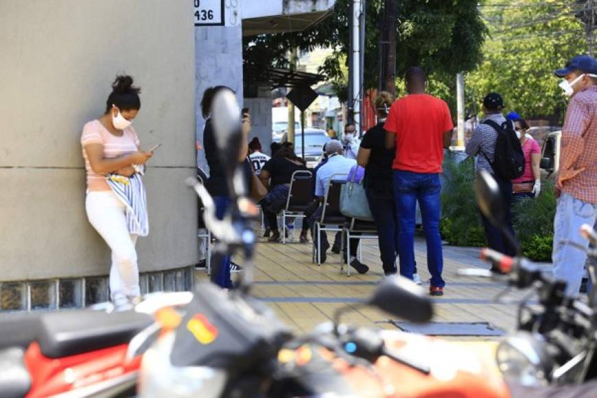 En algunos centros bancarios colocaron sillas para los ciudadanos.