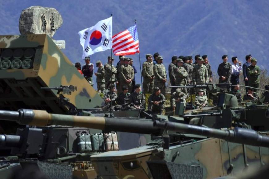 South Korea and US soldiers watch from an observation post during a joint live firing drill between South Korea and the US at the Seungjin Fire Training Field in Pocheon, 65 kms northeast of Seoul, on April 26, 2017. / AFP PHOTO / JUNG Yeon-Je