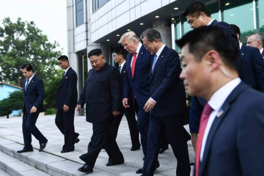 Trump se dirigió luego a la prensa y anunció que había invitado al líder norcoreano a Estados Unidos, pero sin precisar la fecha. 'Esto se hará en algún momento', se limitó a comentar.
