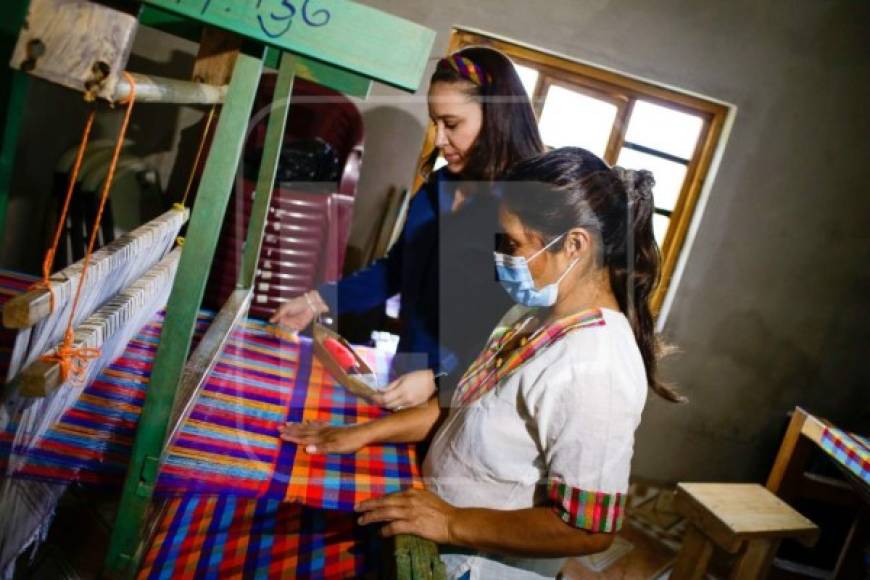 Ana de Hernández visitó este telar en Intibucá y apreció a los artesanos lencas elaborando la tela para el memorable vestido con el que promete sorprender en el Bicentenario. <br/>