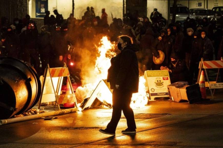 Los manifestantes exigían justicia contra el agente que hirió a dos personas con su vehículo intentando escapar a una multitud que bloqueaba su vehículo en el estado de Washington, informaron las autoridades locales.