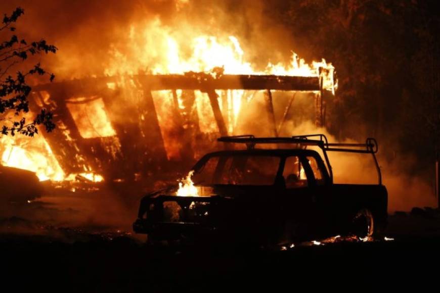 Unos 5.000 bomberos luchan contra las llamas que ya arrasaron más de 46.000 hectáreas. La propagación del fuego es la más rápida registrada en los últimos 30 años.