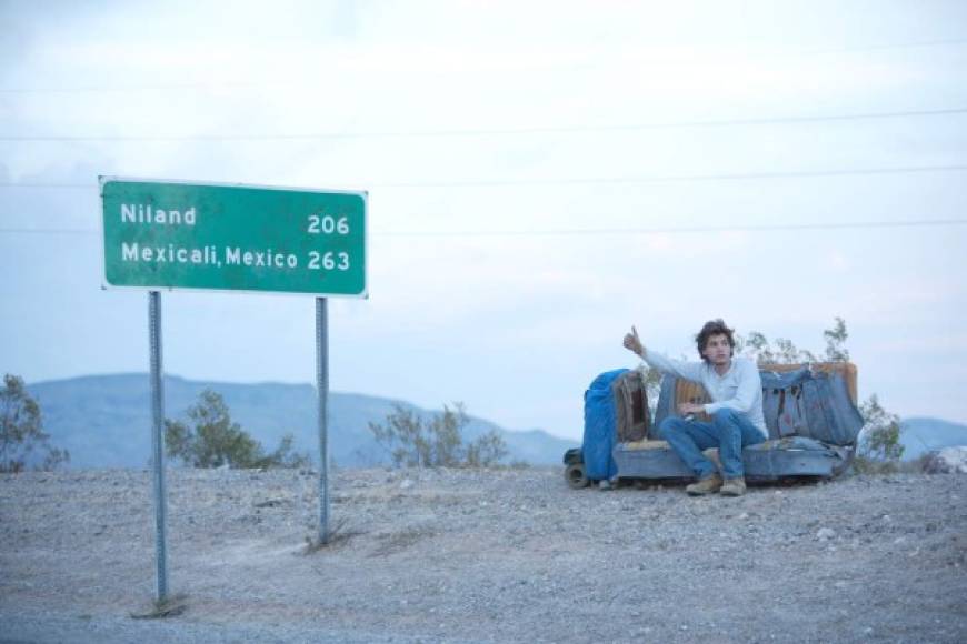 8.Into the Wild: Esta película fue escrita y producida por Sean Penn. Está protagonizada por Emile Hirsch y narra la historia de un joven que decidió alejarse de la sociedad. Fue lanzada en 2007.