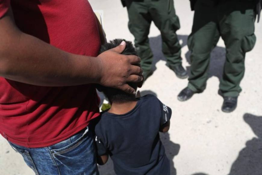 Este padre y su hijo, también hondureños, fueron detenidos en la frontera y trasladados a un centro de detención donde serán separados.