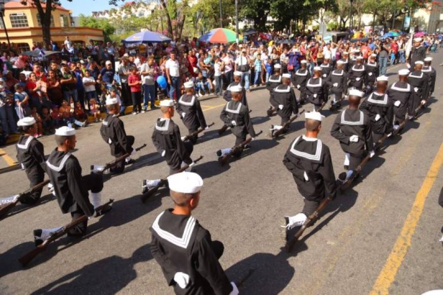 Cadetes de la base naval realizando su presentación en el desfile de San Pedro Sula.