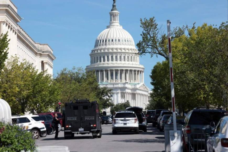 El hombre que amenazó con detonar explosivos cerca del Capitolio en Washington se entregó a la policía el jueves tras horas de negociaciones, en un entorno aún marcado por el recuerdo del violento asalto del 6 de enero liderado por manifestantes pro-Trump. Fotos: AFP