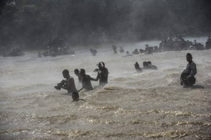 Los Federales intentaron hacer desistir a los migrantes de cruzar el río agitando las aguas con un helicóptero.