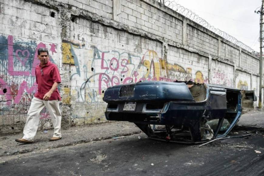 Durante las protestas, en las que se registraron violentos disturbios en las principales ciudades del país, también fue quemada una estatua del fallecido presidente Hugo Chávez (1999-2013).