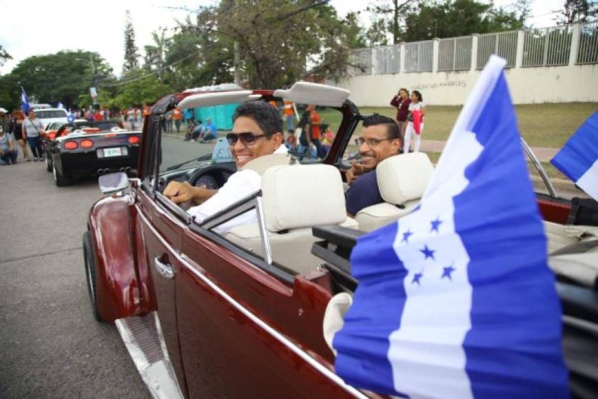 Dos capitalinos muestran su emoción en el carnaval capitalino.