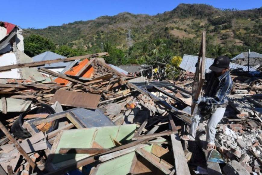 El número de movimientos sísmicos aumenta mucho más si se cuenta el terremoto de 6,4 grados que golpeó la isla el 29 de julio y dejó 16 muertos, 355 heridos y 1.500 edificios dañados.