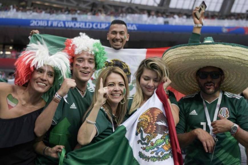 Las aficionadas mexicanas llegaron desde tempranas horas al gigantesco estadio para alentar a la Tricolor, dirigida por el colombiano Juan Carlos Osorio.