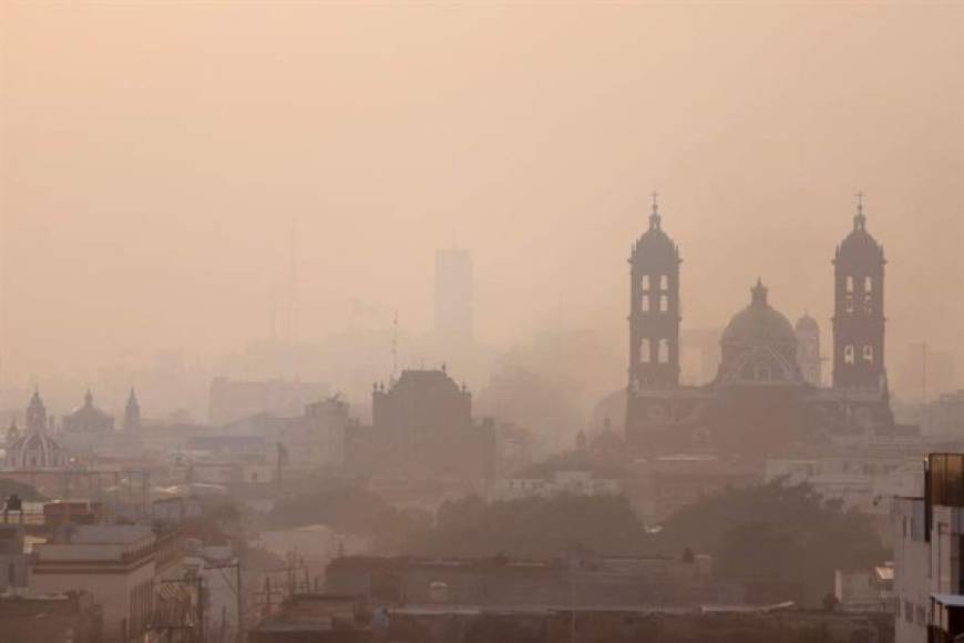 Las autoridades de la capital, lideradas por la alcaldesa Claudia Sheinbaum, han recibido críticas por no decretar una emergencia por contaminación cuatro días después de que la bruma envolviera la ciudad.