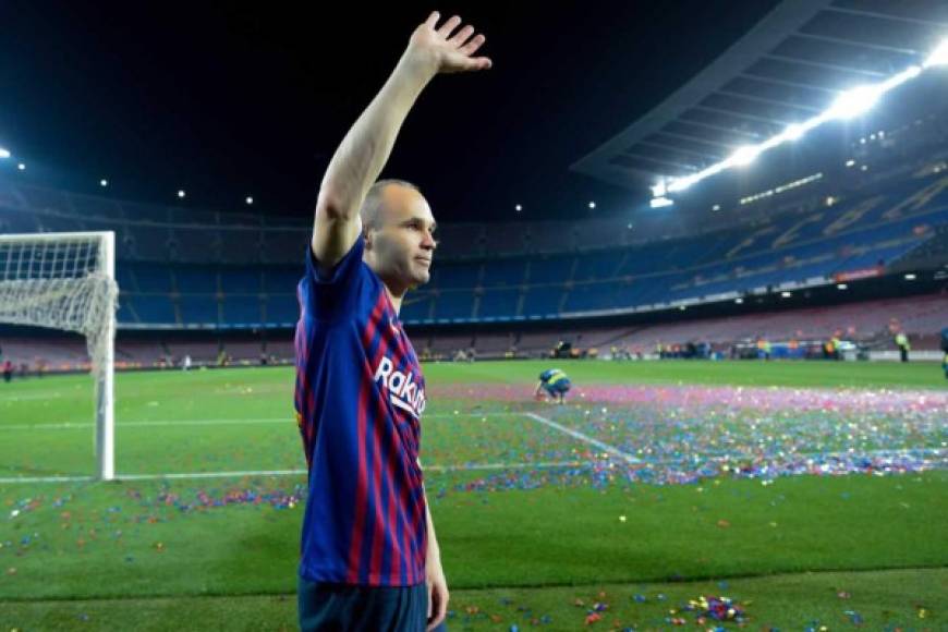 Andrés Iniesta se paseó al final con el Camp Nou vacío. Foto AFp