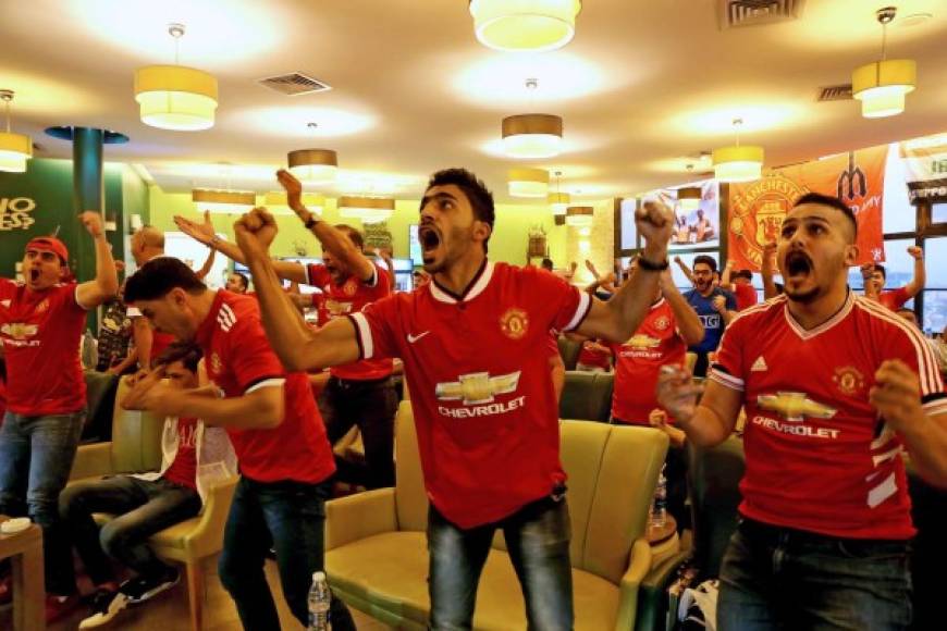 FÚTBOL. Pasión que cruza fronteras. Los seguidores iraquíes del Manchester United reaccionan mientras ven en la televisión el partido de fútbol de la Premier League entre su equipo y el Everton en el club de fans del equipo británico en Bagdad.