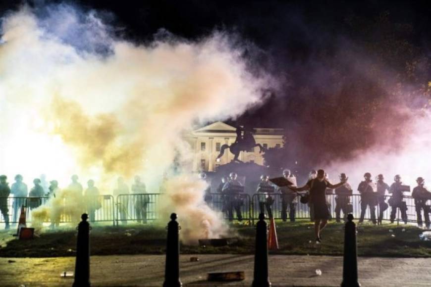 La policía dispersó anoche con gases lacrimógenos a los manifestantes que habían desafiado el toque de queda impuesto en la capital y desataron el caos frente a la Casa Blanca, donde al menos 50 agentes del Servicio Secreto resultaron heridos en los enfrentamientos.