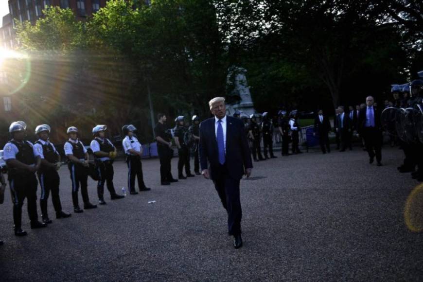 El mandatario salió acompañado de un grupo de agentes del Servicio Secreto y varios anillos de seguridad se desplegaron a las afueras de la Casa Blanca para la breve salida de Trump.