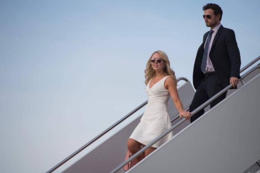 La hija menor del mandatario, Tiffany Trump y su novio Ross Mechanic viajaron junto a la pareja presidencial en el Air Force One.