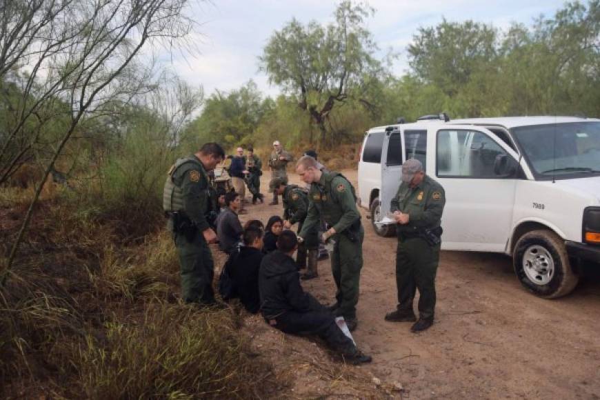 Los inmigrantes fueron interceptados por agentes de la patrulla fronteriza en Roma, Texas.