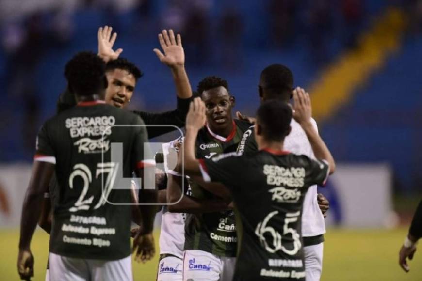 Los jugadores del Marathón festejan al final del partido el triunfo sobre el Olimpia.