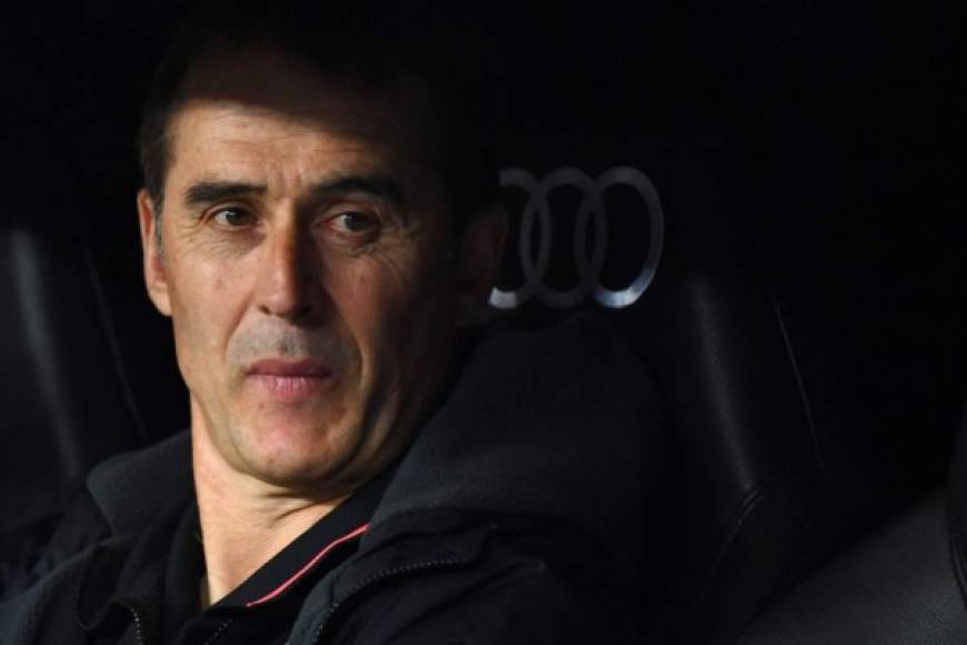 El Diario Marca señala que el entrenador Lopetegui del Sevilla y ex DT del Real Madrid, estaba enfadado en el túnel de vestuarios tras el final de la primera parte y señalaba a los cuatro vientos: ¡Es una vergüenza, es una vergüenza!