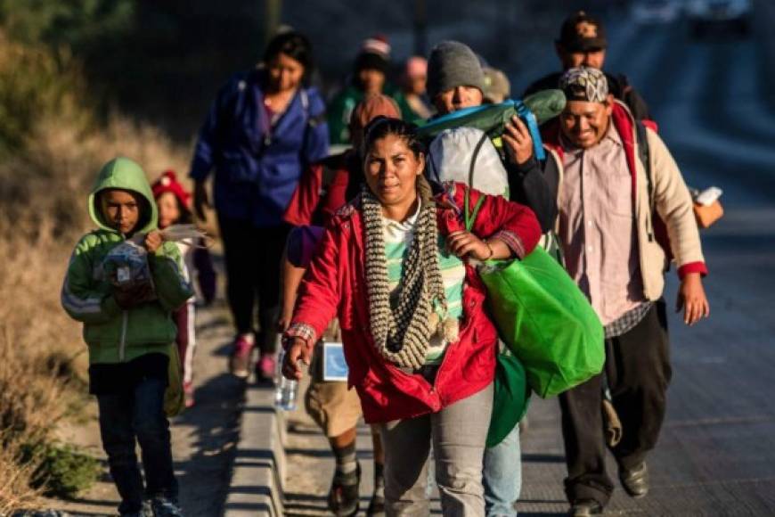 El gobierno de Tijuana había habilitado un albergue en instalaciones oficiales para los migrantes, pero algunos se negaron a usarlo porque temen que los datos personales que les piden para recibir la ayuda humanitaria sean 'entregados' al gobierno de Estados Unidos y así negarles el estatus de refugiados, dijo Irineo Mujica, director de la organización Pueblo Sin Fronteras, que acompaña a la caravana.