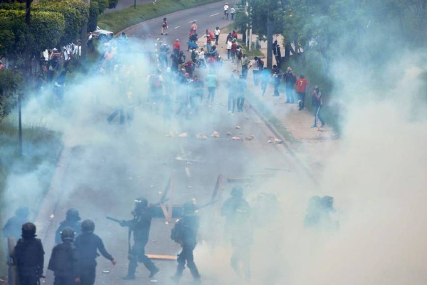 Los manifestantes lanzaron bombas molotov y piedras a los negocios.