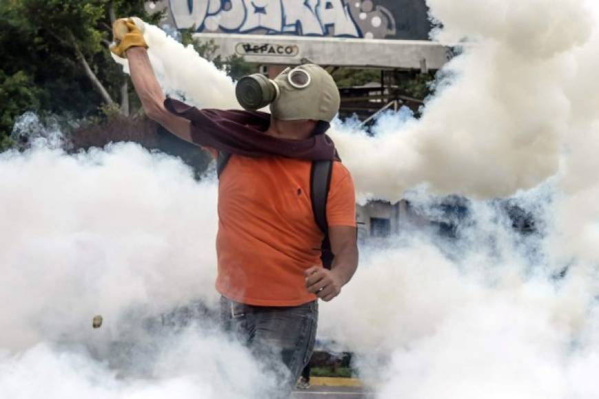 Armados máscaras antilacrimógenas y bombas caseras, los manifestantes opositores hacen frente a la policía.