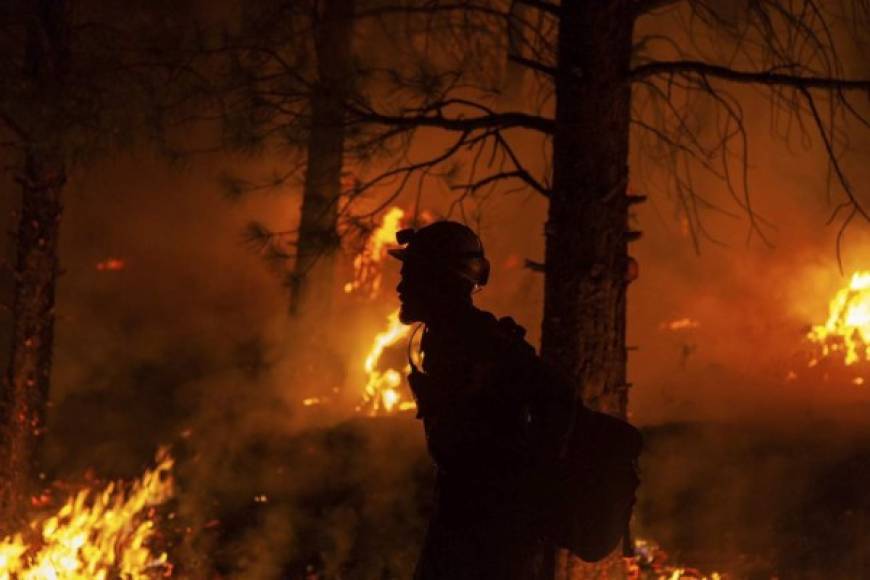 Las condiciones climáticas favorables de las últimas horas han permitido a los bomberos lograr importantes avances en las tareas de contención del mayor incendio activo en el oeste norteamericano. Fotos: AFP / EFE