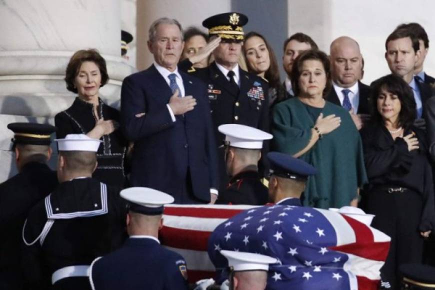 Dorothy Walker Bush (a la derecha de Bush hijo) es la sexta hija del matrimonio entre George y Barbara. Es una reconocida escritora estadounidense y filántropa.