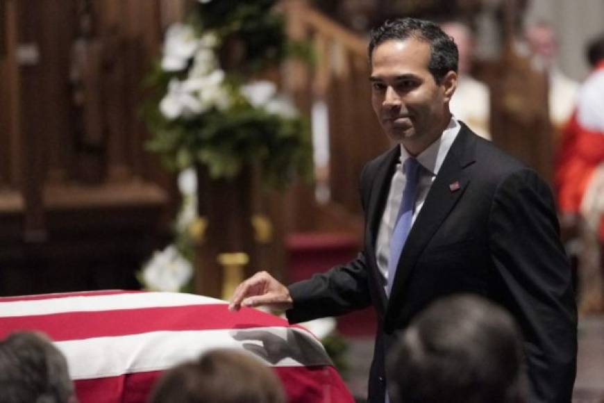 George P. Bush, actual comisionado de Tierras de Texas, ofreció un emotivo discurso sobre su abuelo. 'Cuando él estaba en medio de la carrera para presidente, nos escribió una carta en la que, a través de un cuento, explicaba su proyecto para mejorar el futuro de las próximas generaciones del país', dijo el joven político. El hijo mayor de Jeb y Columba está en la mira del establishment republicano para renovar el partido político.