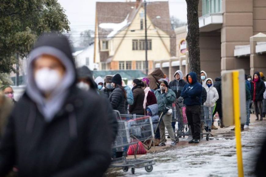 AUSTIN, TX - FEBRUARY 17, 2021: People wait in long lines at an H-E-B grocery store in Austin, Texas on February 17, 2021. Millions of Texans are still without water and electric as winter storms continue. Montinique Monroe/Getty Images/AFP<br/><br/>== FOR NEWSPAPERS, INTERNET, TELCOS & TELEVISION USE ONLY ==<br/><br/>
