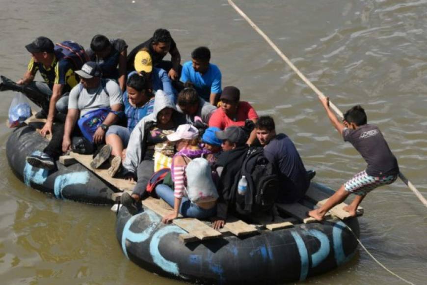 En el puente fronterizo de México y de Guatemala quedaron varios centenares de migrantes hondureños a la espera de ser atendidos por la migración mexicana, o en su caso, intentar adentrarse en México en cruces ilegales por el río Suchiate, como lo hicieron decenas de personas este domingo.<br/>