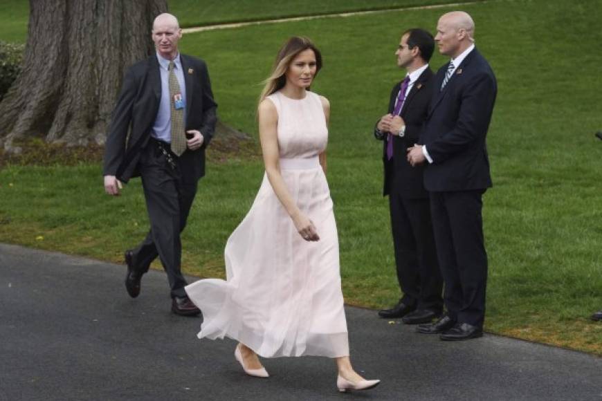 La primera dama lució casual con un maxi dress (vestido largo) en un tono rosa palo y zapatillas a juego.