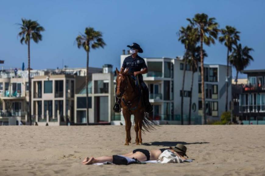 En California, las autoridades patrullaron las playas para evitar las aglomeraciones de personas.