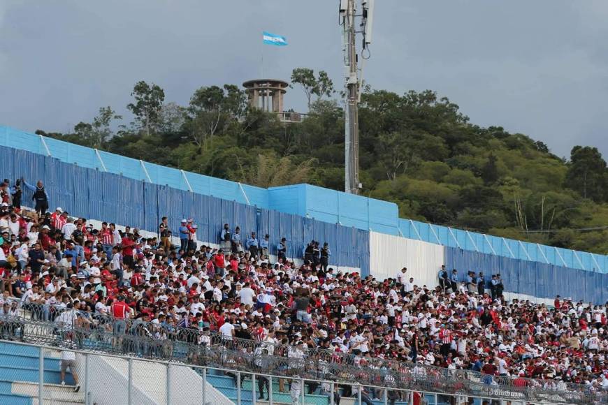 Cientos de aficionados del Olimpia abarrotaron el estadio Nacional Chelato Uclés.