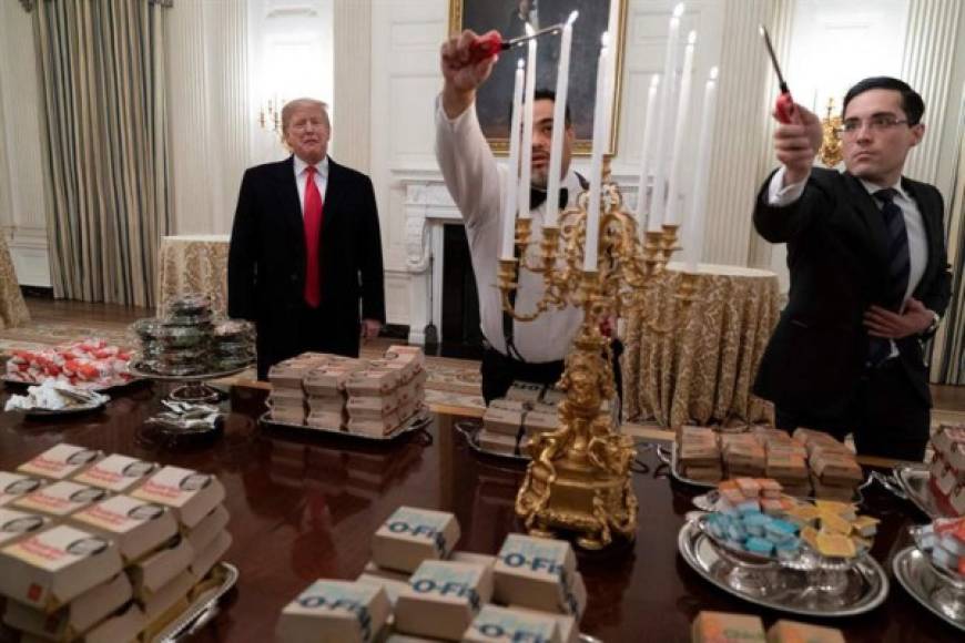 En un hecho inesperado en la Casa Blanca, el presidente de Estados Unidos, Donald Trump, recibió a los jugadores del equipo de football americano universitario Clemson Tigers con pizzas y hamburguesas, debido al cierre parcial del gobierno federal.