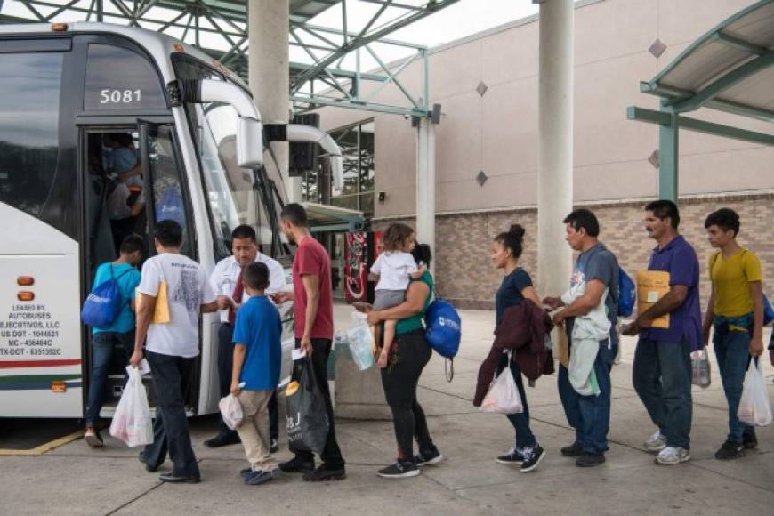 1. Houston, Texas: El ICE advirtió que entre las deportaciones masivas que realizará incluirá varias familias migrantes detenidas recientemente en la frontera entre México y Texas. Gran parte de los indocumentados que cruzaron ilegalmente hacia EEUU fueron liberados por la falta de espacio en los centros de detención en las ciudades fronterizas.
