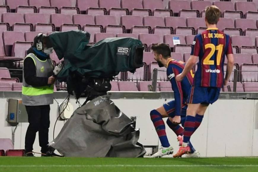 Piqué celebró su gol frente a una cámara de televisión.