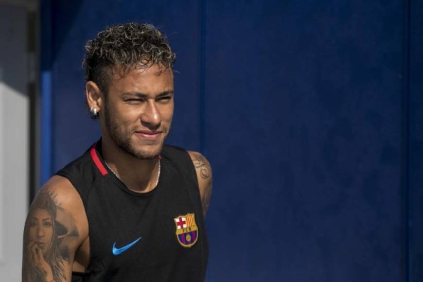 Neymar: Según informa RAC1, el brasileño podría tener las horas contadas en el Barcelona. La radio catalana anuncia que el fichaje por 220 millones de euros con PSG está muy avanzado y que los compañeros del brasileño ya son conscientes de su posible salida.