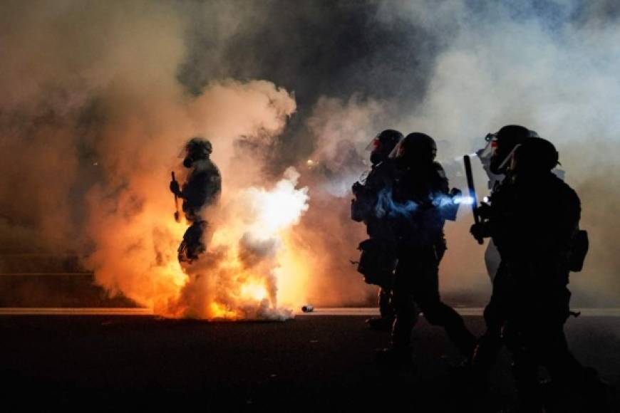 Como prácticamente cada noche desde finales de mayo, decenas de militantes antirracistas y antifascistas, equipados muchos con cascos y con máscaras antigas e incluso con escudos artesanales, se agruparon para ir a insultar y a provocar a la policía que simboliza, para ellos, la opresión de un país donde las discriminaciones raciales están institucionalizadas.