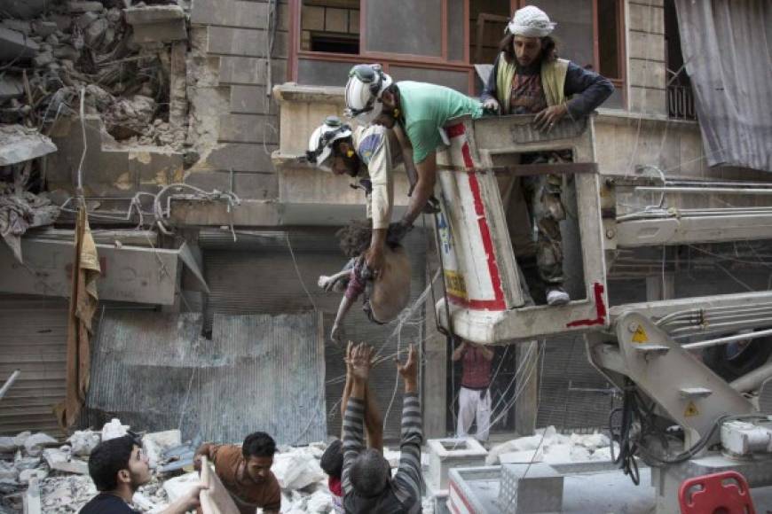 Los bombardeos rusos y sirios en Alepo han sido tildados de crímenes de guerra por el supuesto uso de armamento sofisticado con efectos devastadores en áreas urbanas.