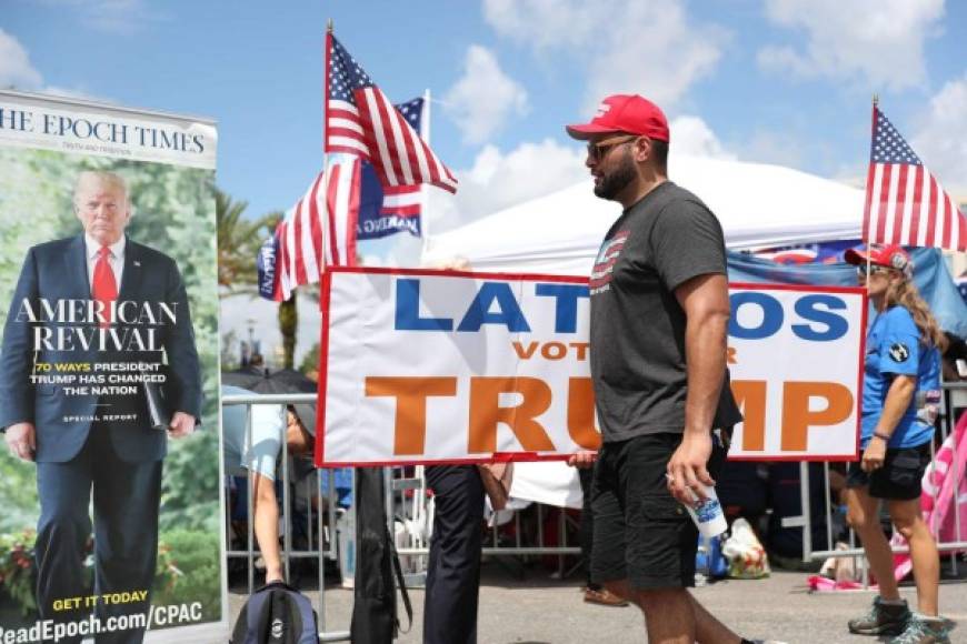 Un grupo de latinos, leales a Trump, llegó al 'festival del 45', la fiesta previa al mitin del magnate en Orlando.