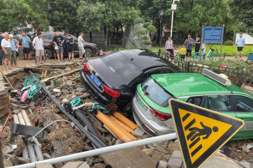 Centenares de coches arrastrados por las aguas, calles y túneles completamente anegados y una enorme riada inundando los andenes y los túneles del metro de la ciudad, el único medio de transporte público disponible, ya que los autobuses, al ser eléctricos, fueron suspendidos.