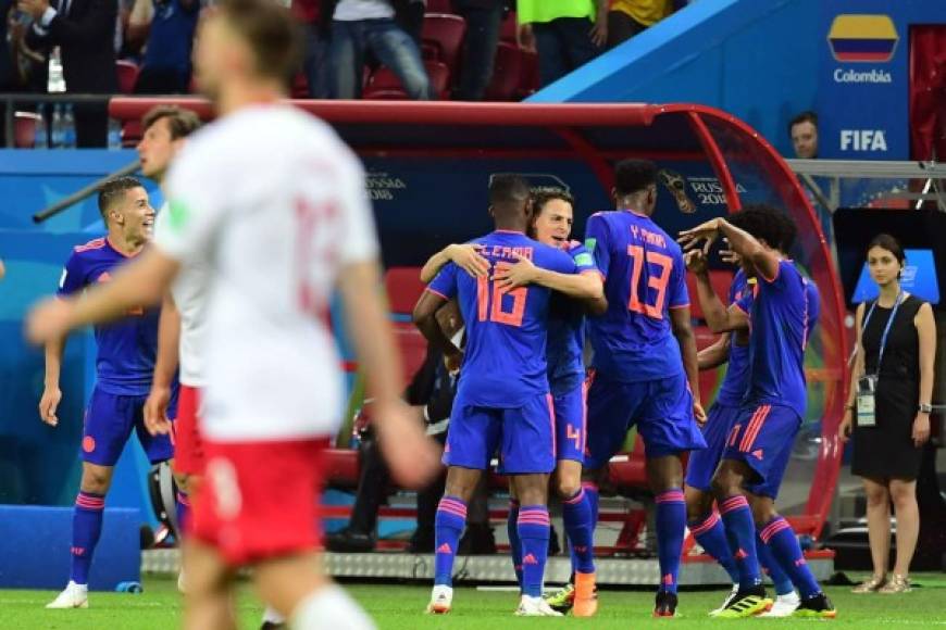 El bailceito de Juan Guillermo Cuadrado con sus compañeros después de marcar su gol contra Polonia. Foto AFP