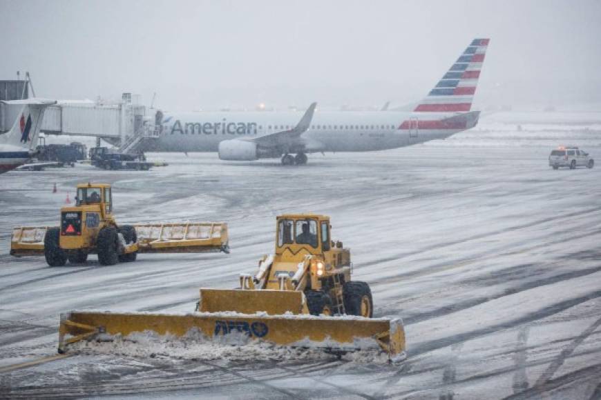 Más de 3,000 vuelos fueron cancelados debido a la tormenta que azota al noreste de EUA.